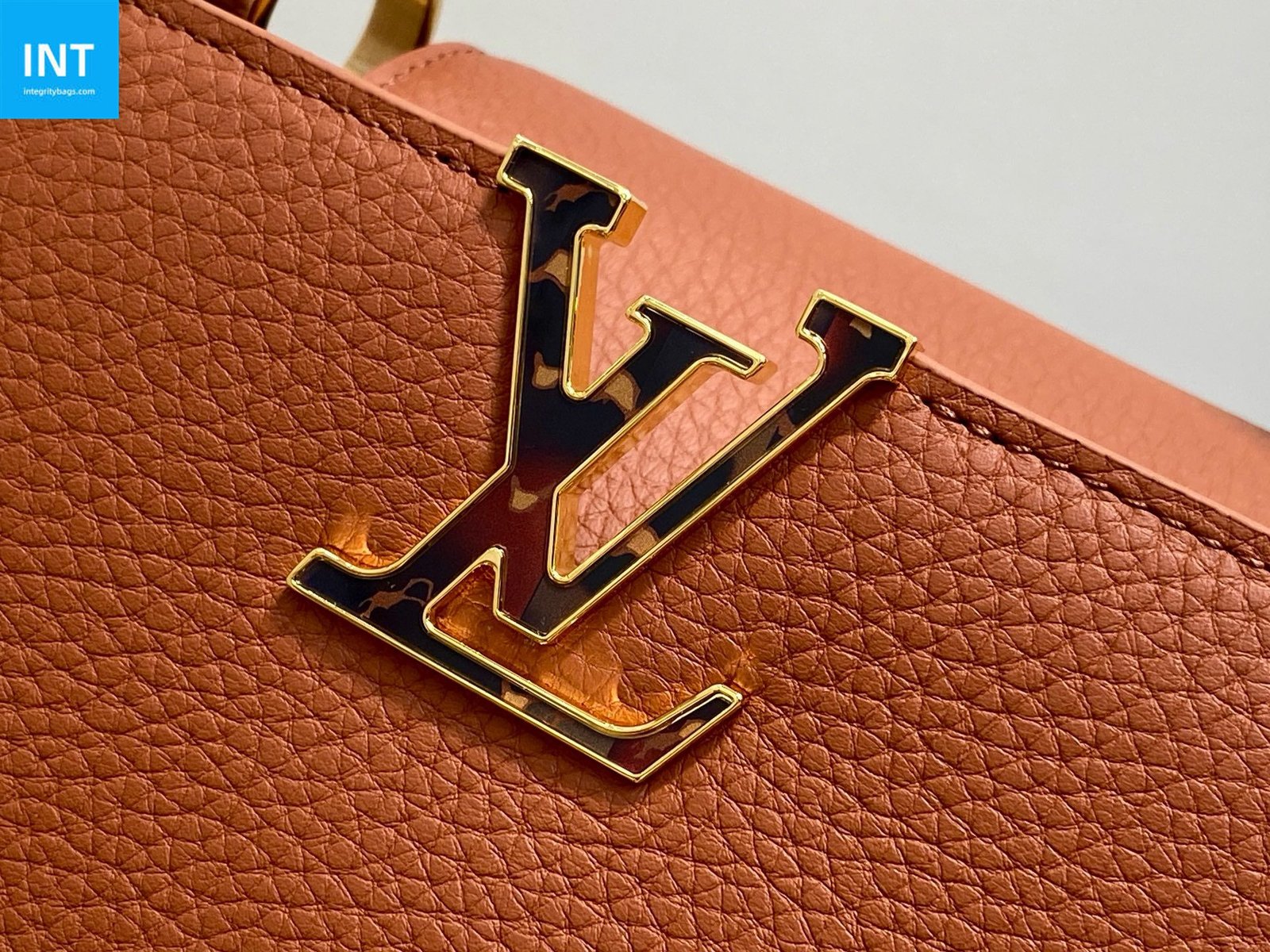 Louis Vuitton M14381 Capucines MM