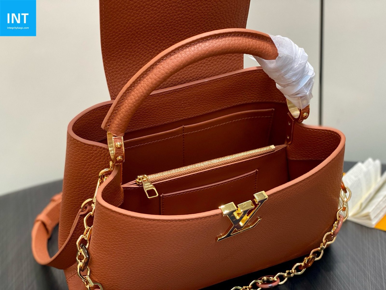 Louis Vuitton M14381 Capucines MM