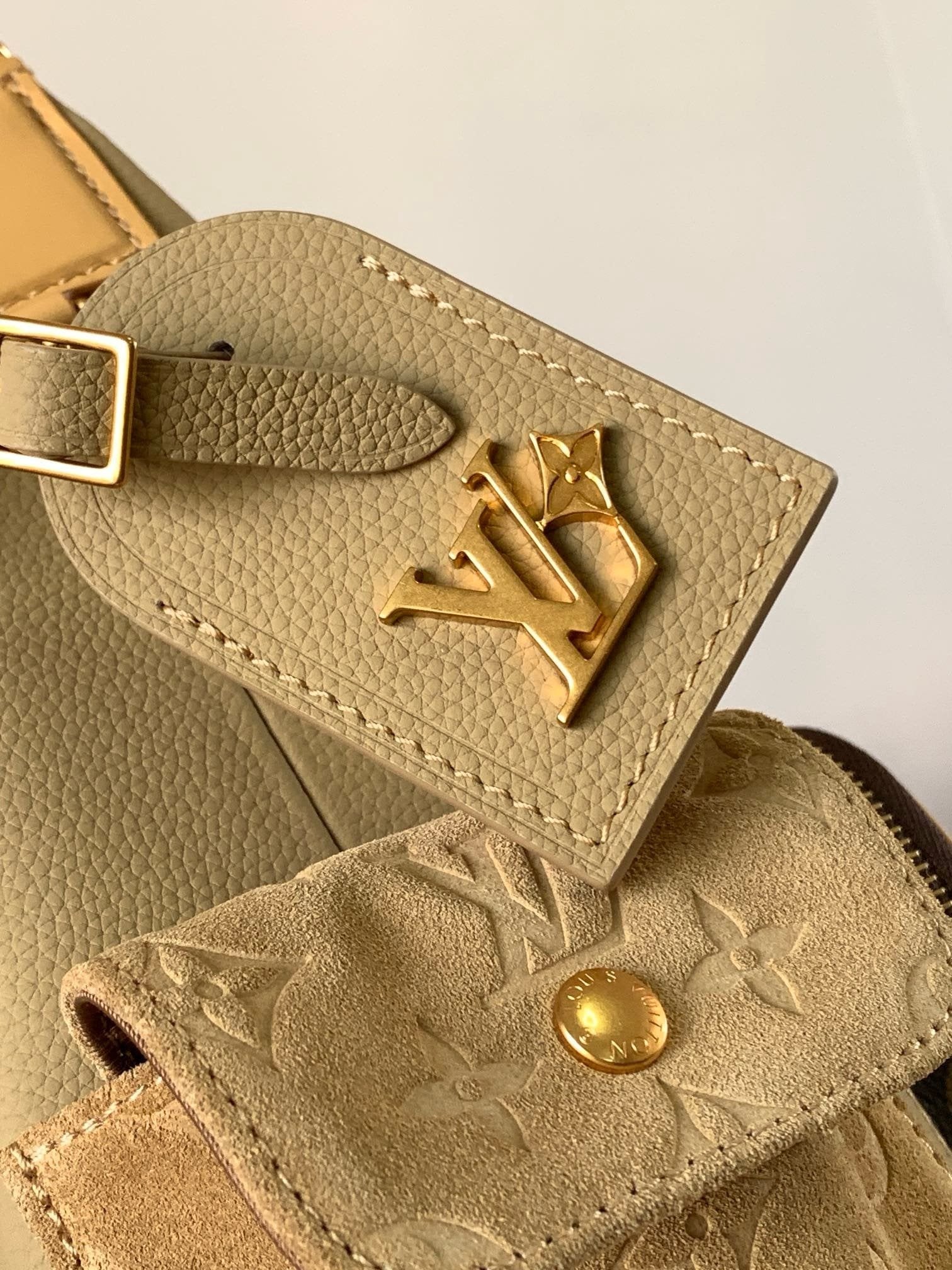 Louis Vuitton M12697 Hobo Cargo (top quality)