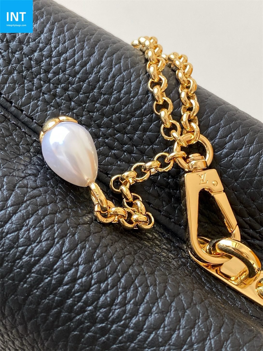 Louis Vuitton M25903 Capucines Mini
