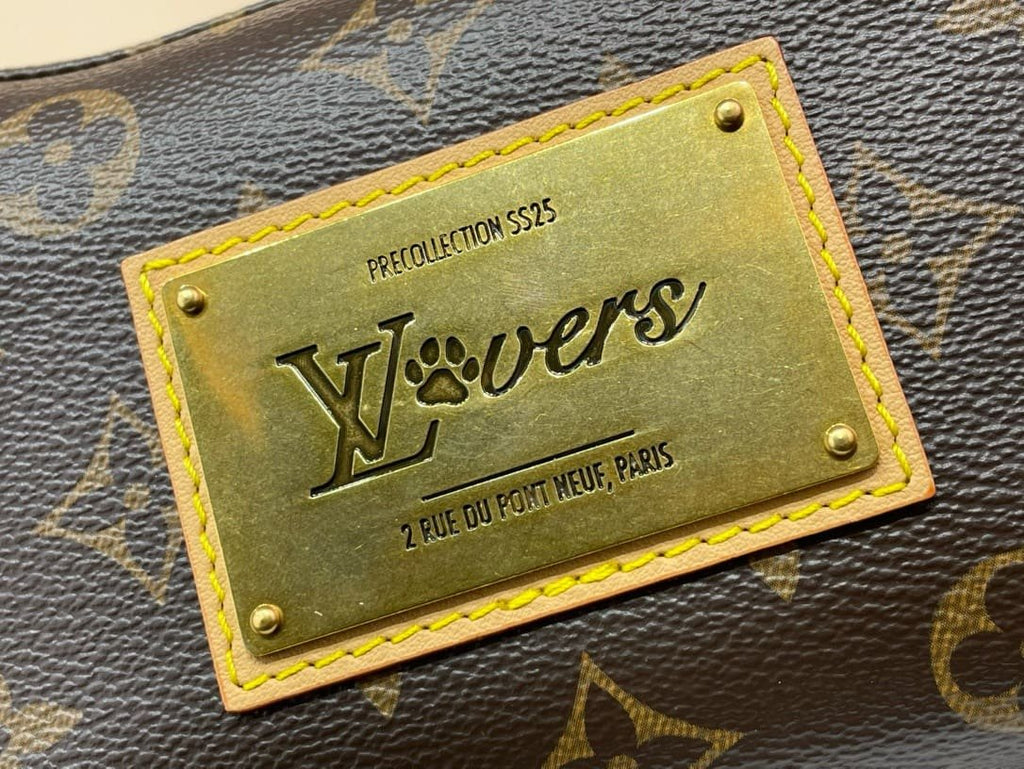 Louis Vuitton M12615 Bone Wearable Wallet