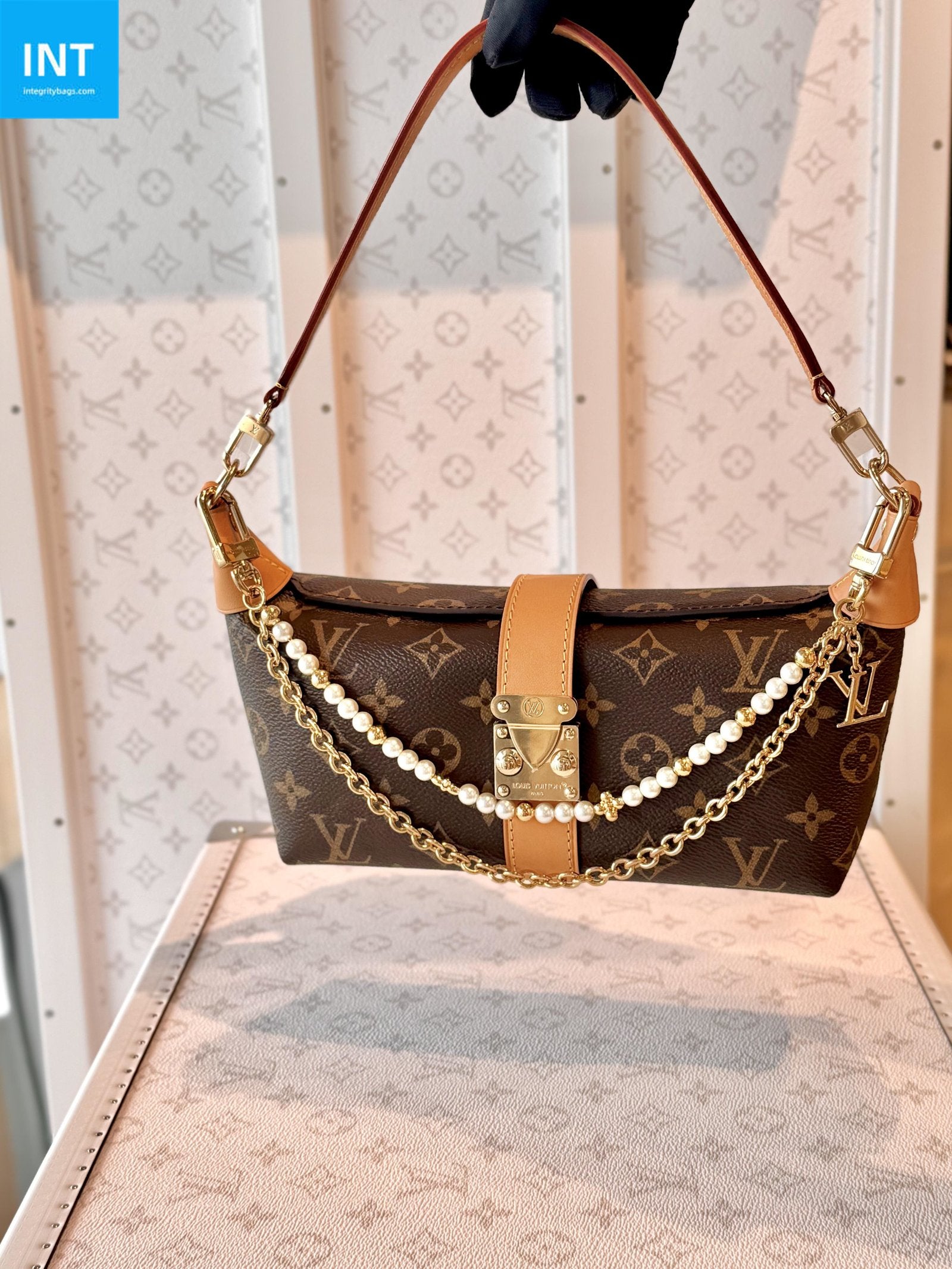 Louis Vuitton M02608 Pearl River Bag Charm