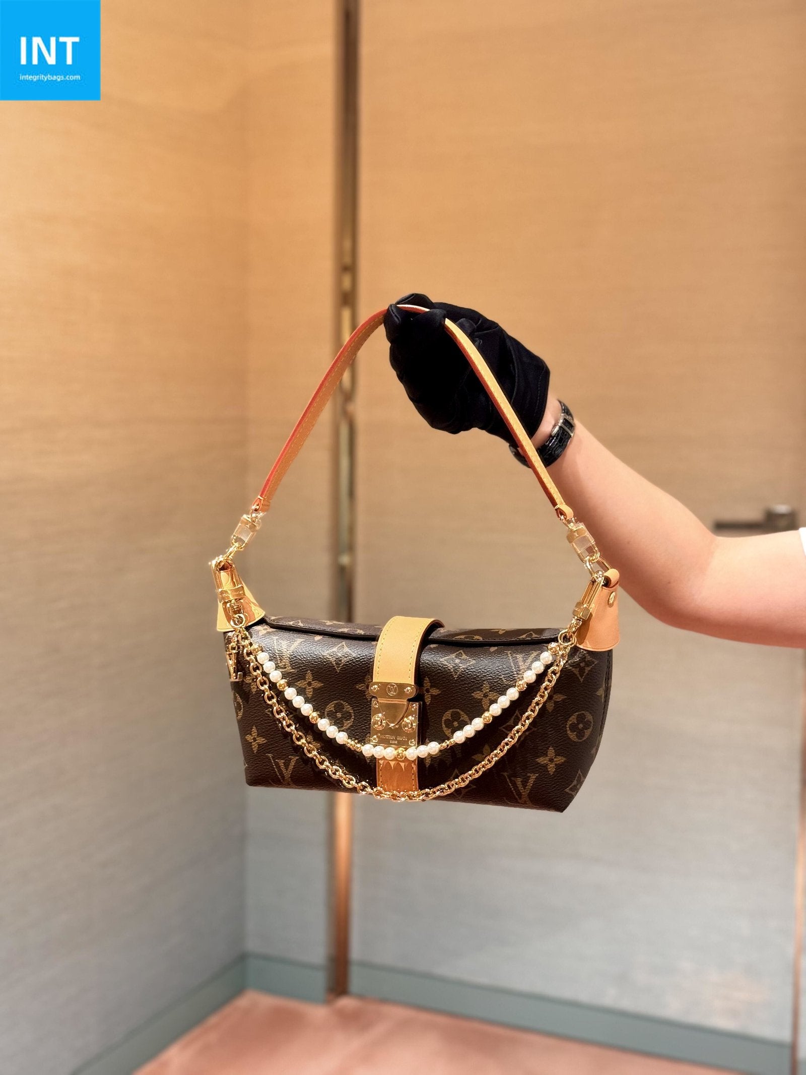 Louis Vuitton M02608 Pearl River Bag Charm