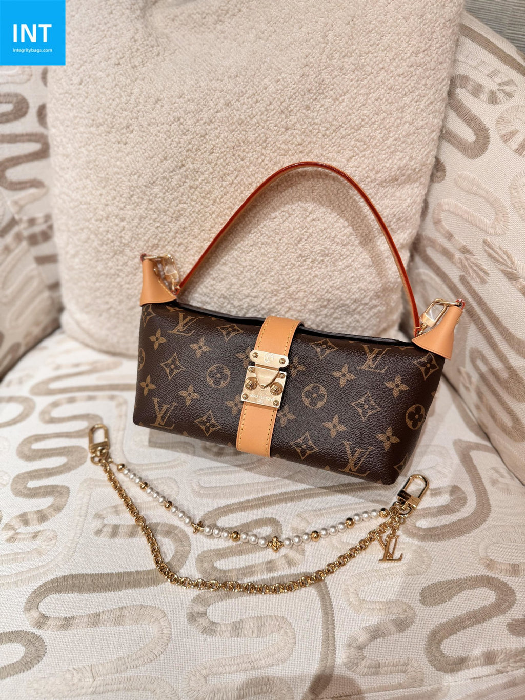 Louis Vuitton M02608 Pearl River Bag Charm