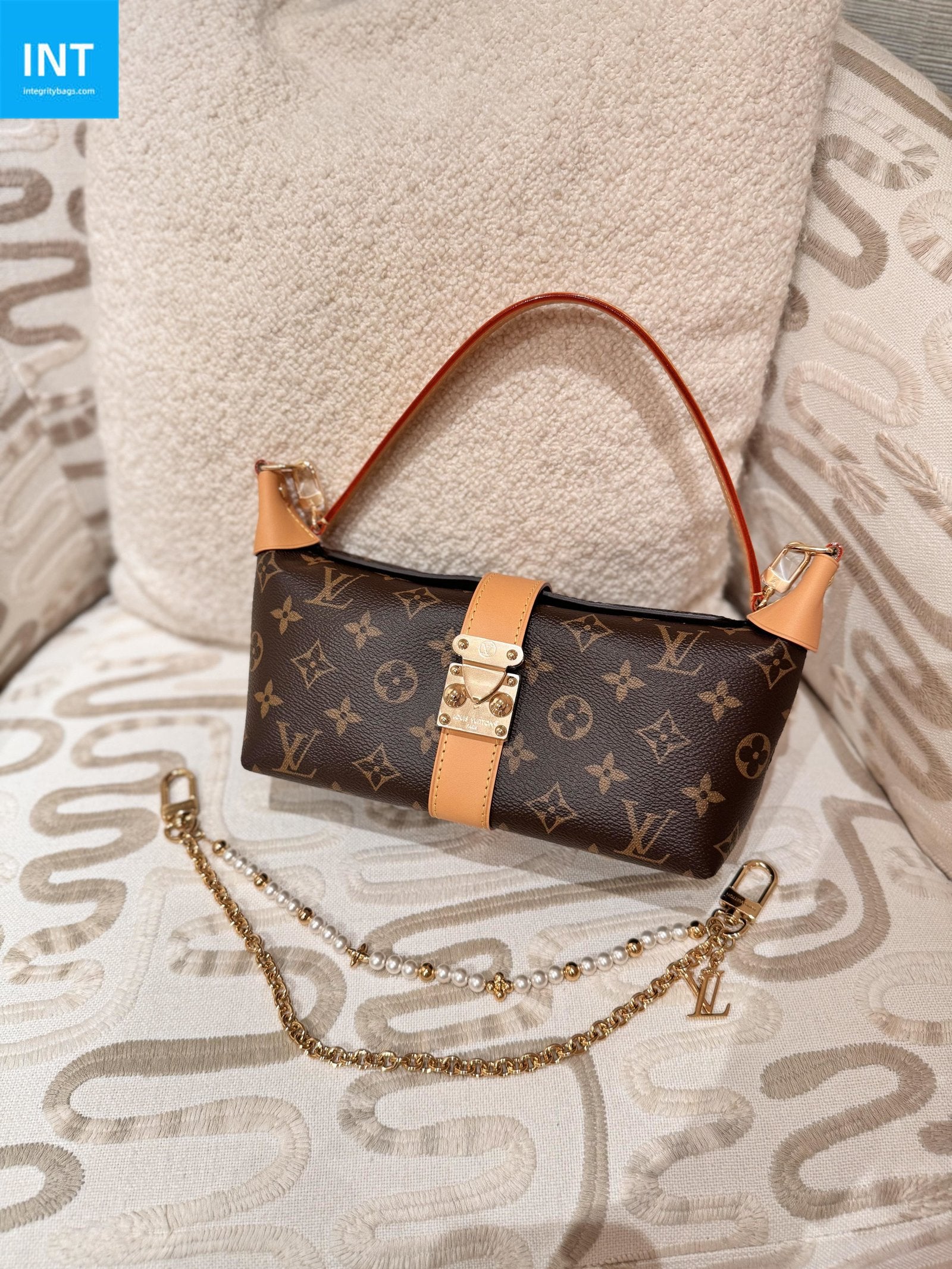 Louis Vuitton M02608 Pearl River Bag Charm