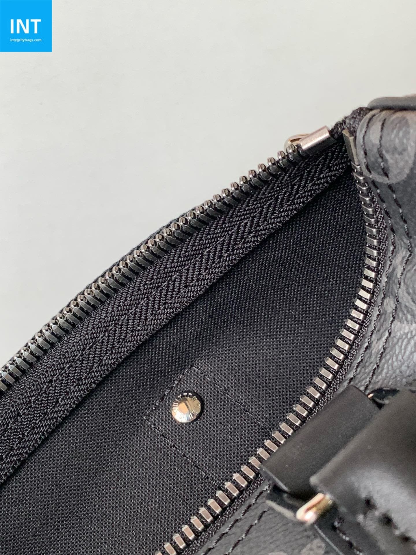 Louis Vuitton M46271 Keepall Bandoulière 25