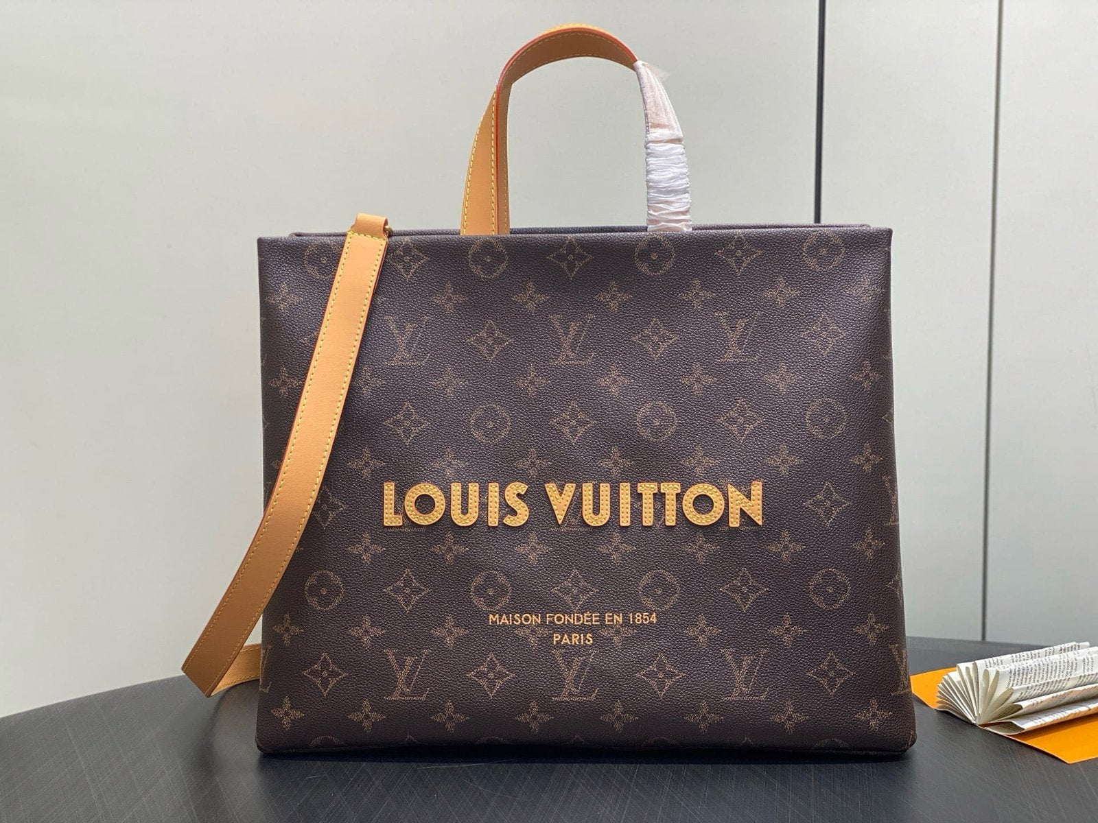 Louis Vuitton M13928 Shopper Tote MM