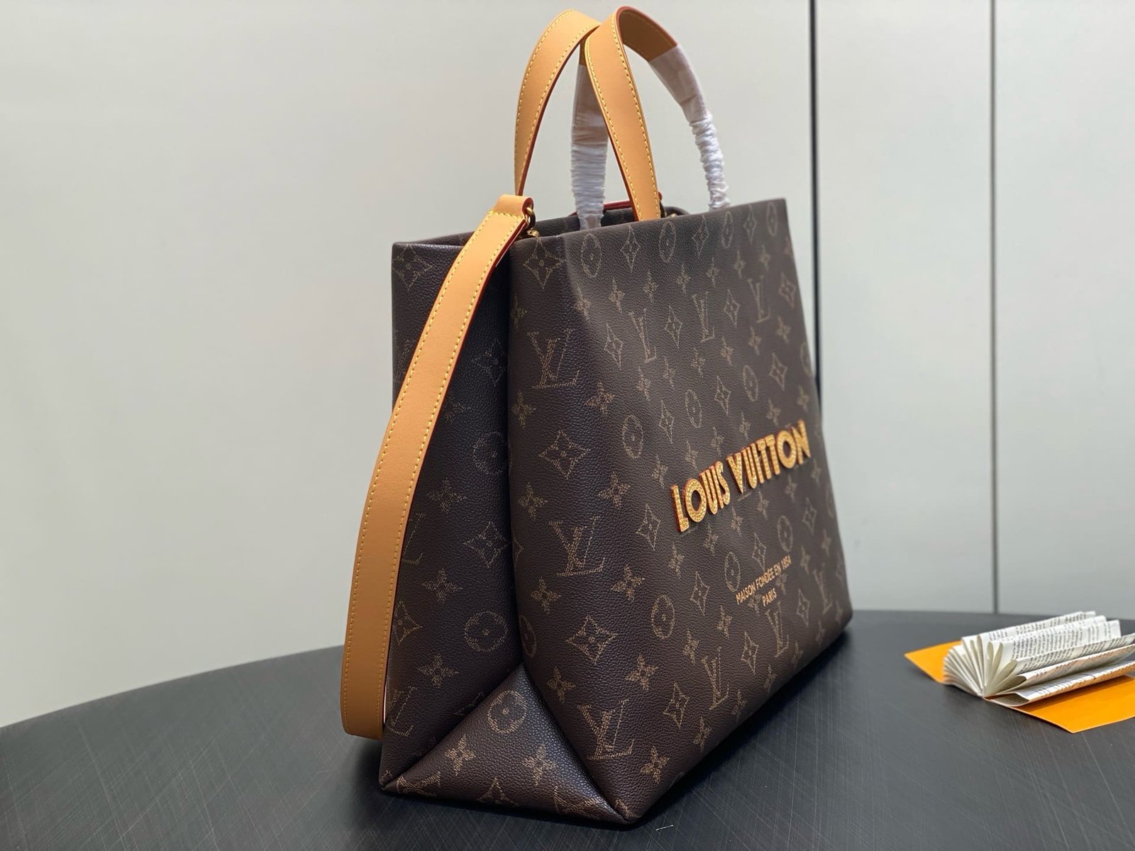 Louis Vuitton M13928 Shopper Tote MM