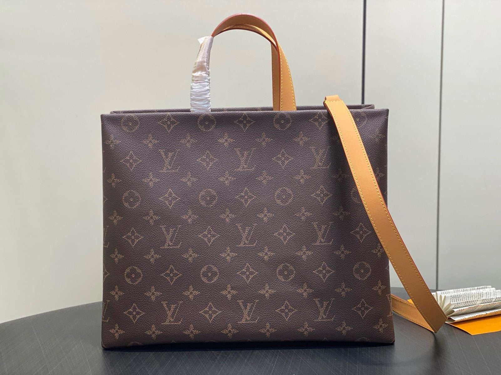 Louis Vuitton M13928 Shopper Tote MM