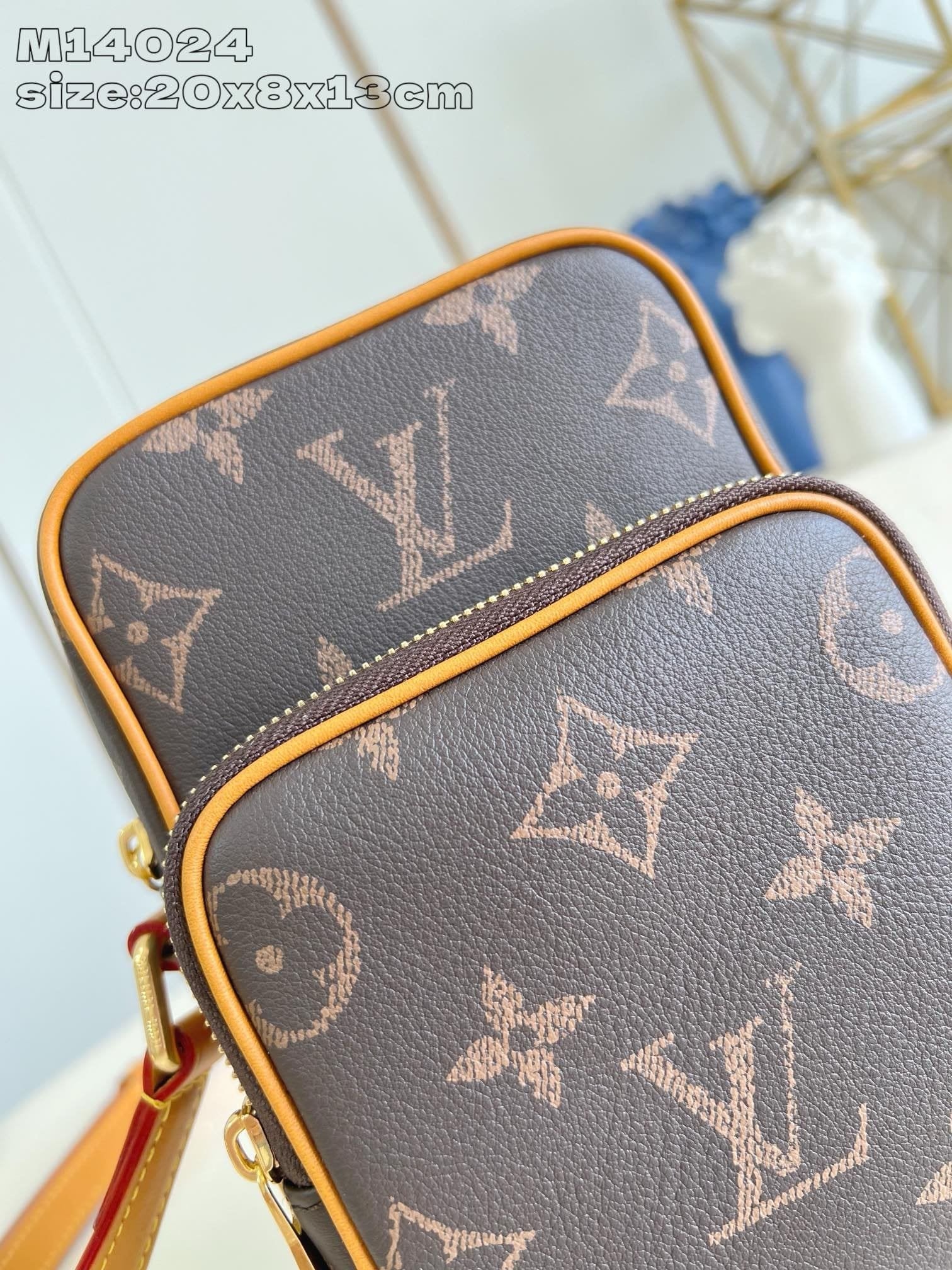 Louis Vuitton M14024 Amazone