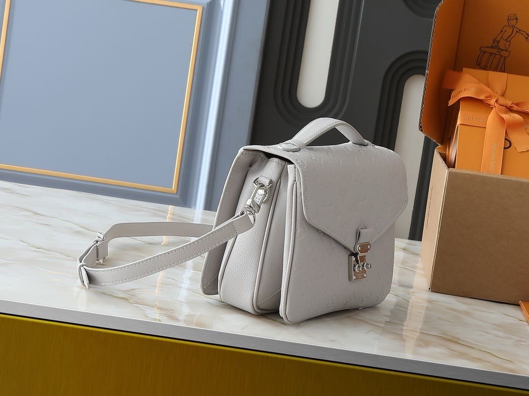 Louis Vuitton M13481 Pochette Métis Bag
