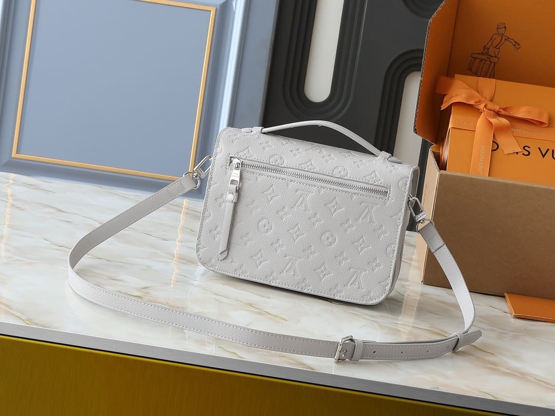 Louis Vuitton M13481 Pochette Métis Bag