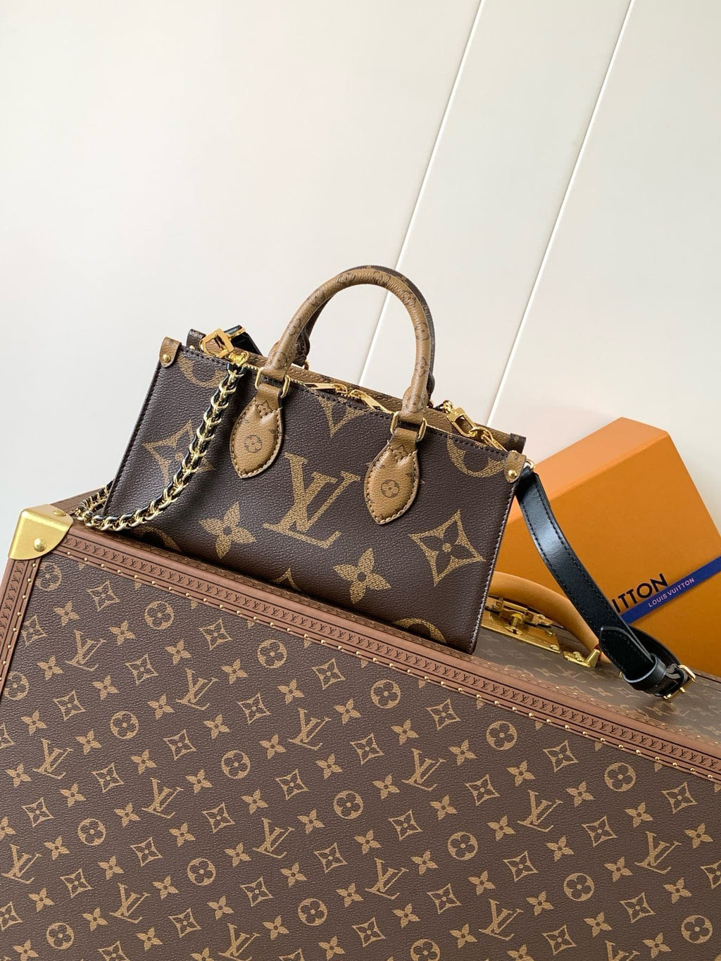 Louis Vuitton M14236 OnTheGo East West Chain