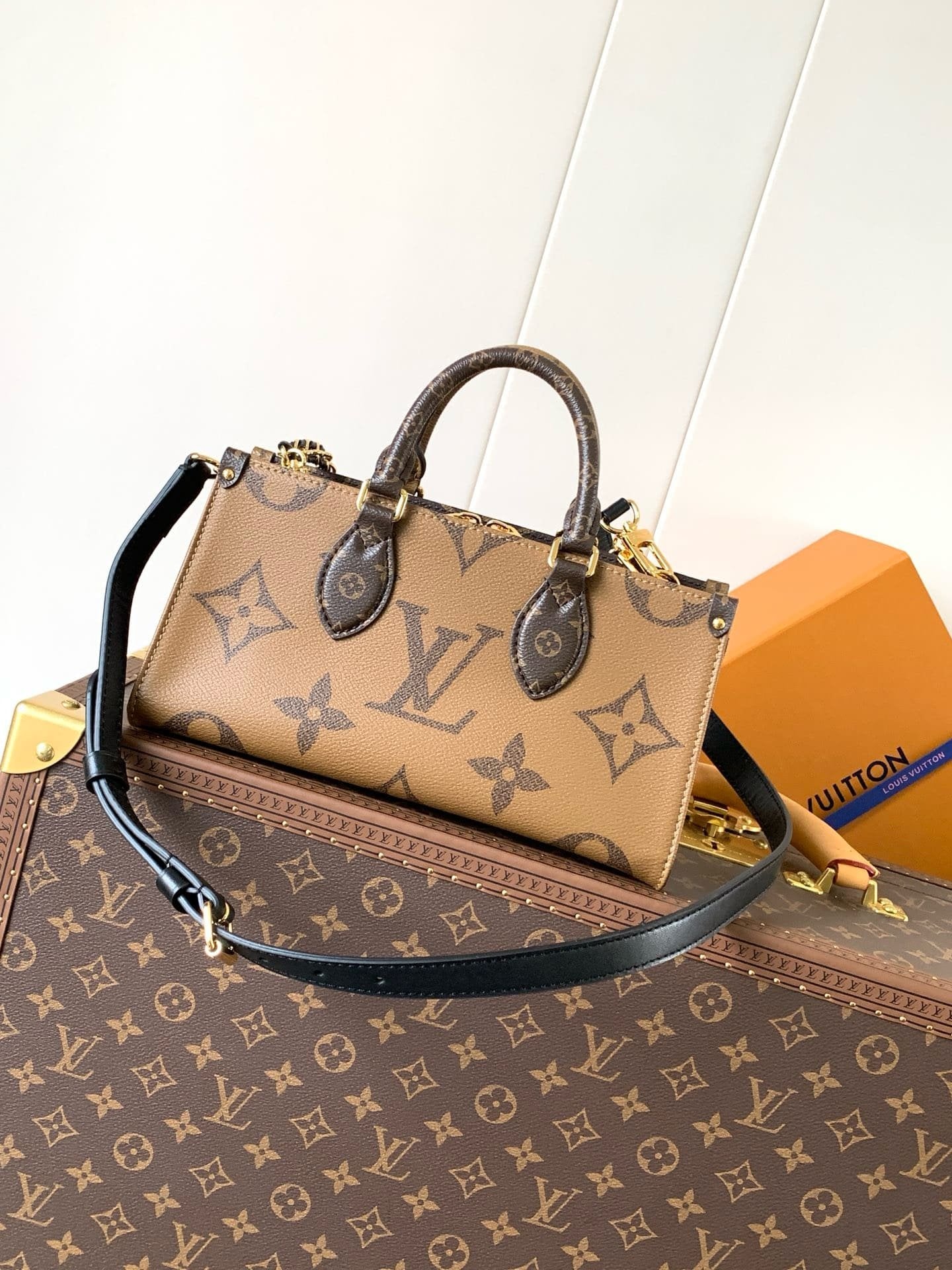 Louis Vuitton M14236 OnTheGo East West Chain