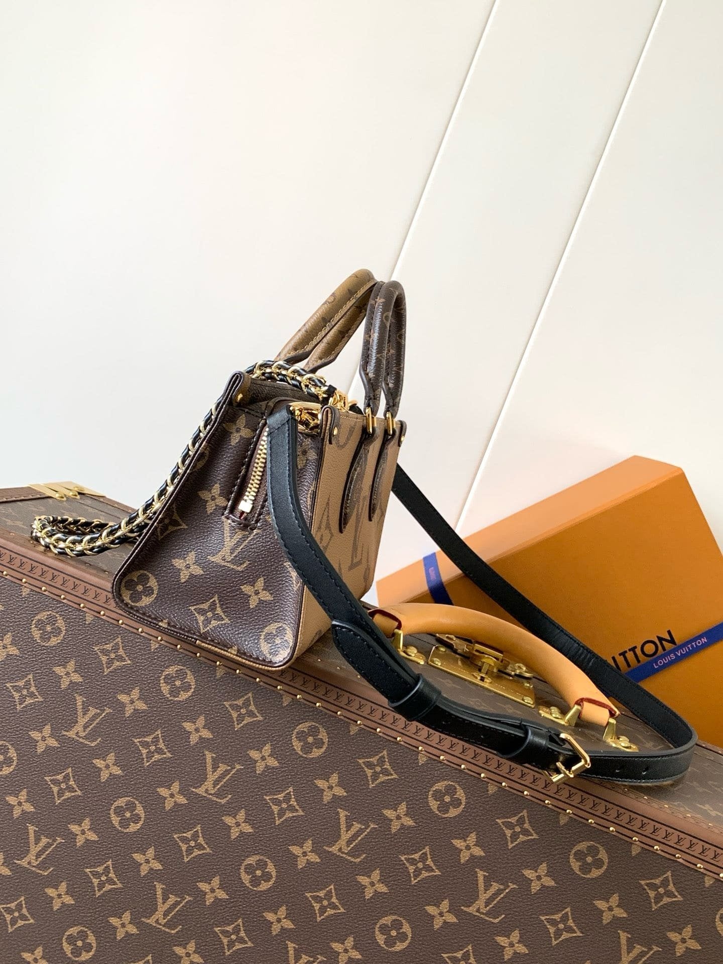 Louis Vuitton M14236 OnTheGo East West Chain