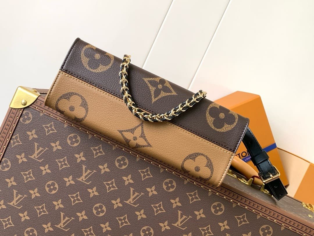 Louis Vuitton M14236 OnTheGo East West Chain