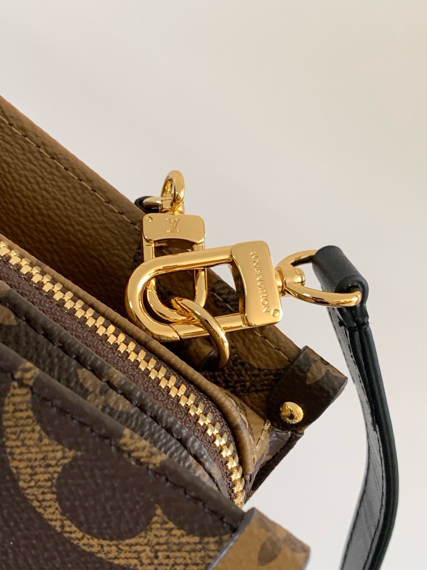 Louis Vuitton M14236 OnTheGo East West Chain
