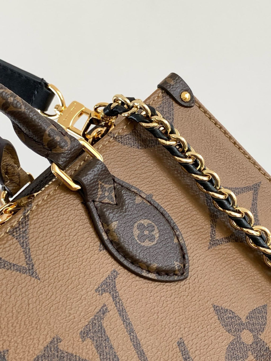 Louis Vuitton M14236 OnTheGo East West Chain