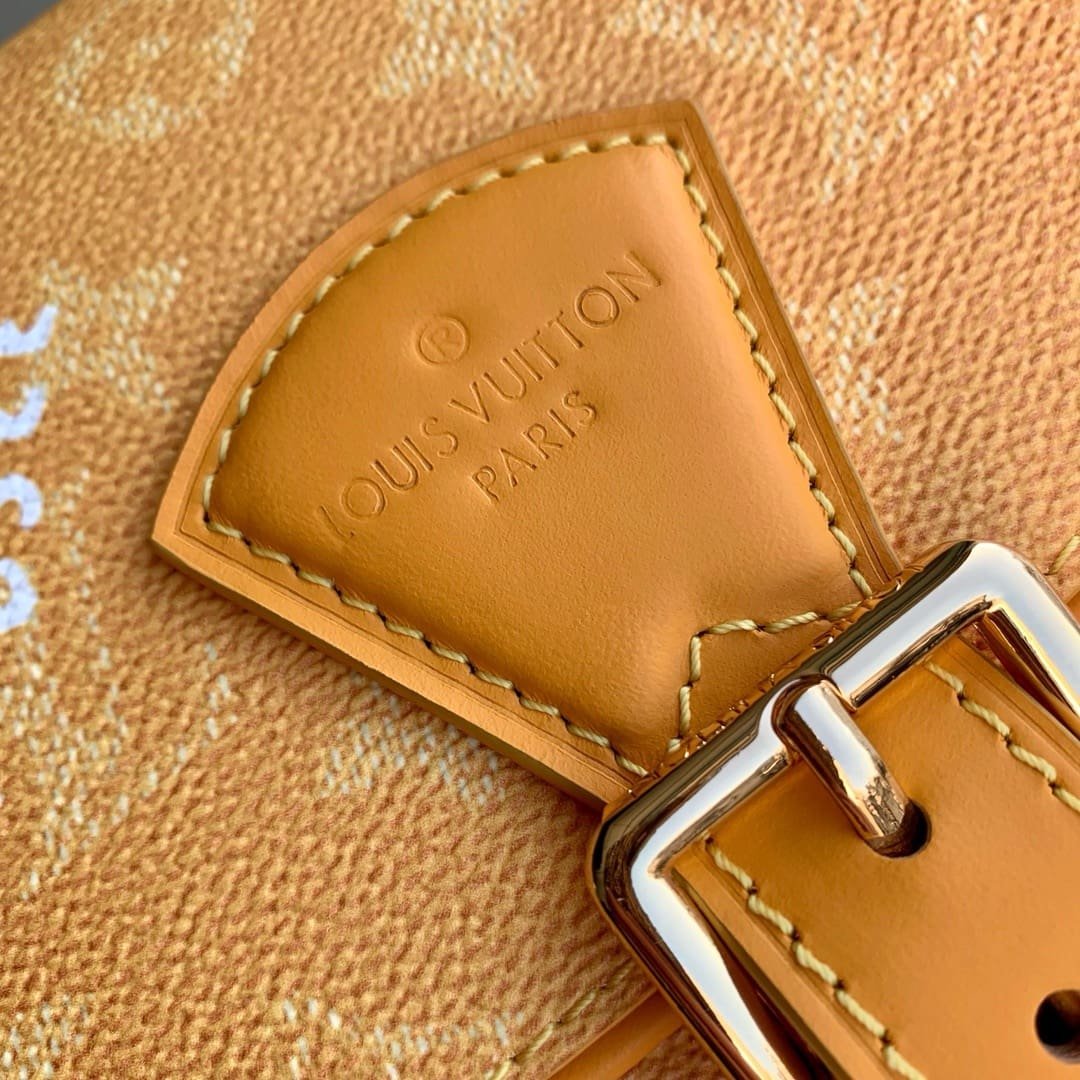 Louis Vuitton M12694 Montsouris Messenger
