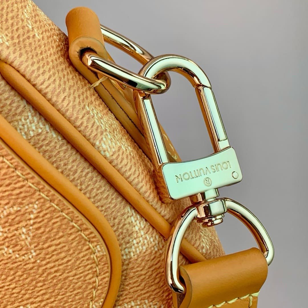 Louis Vuitton M12694 Montsouris Messenger