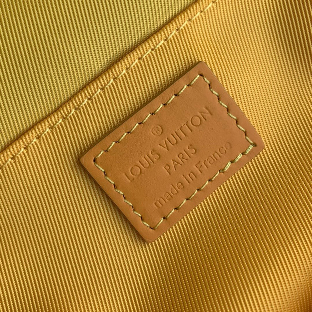 Louis Vuitton M12694 Montsouris Messenger