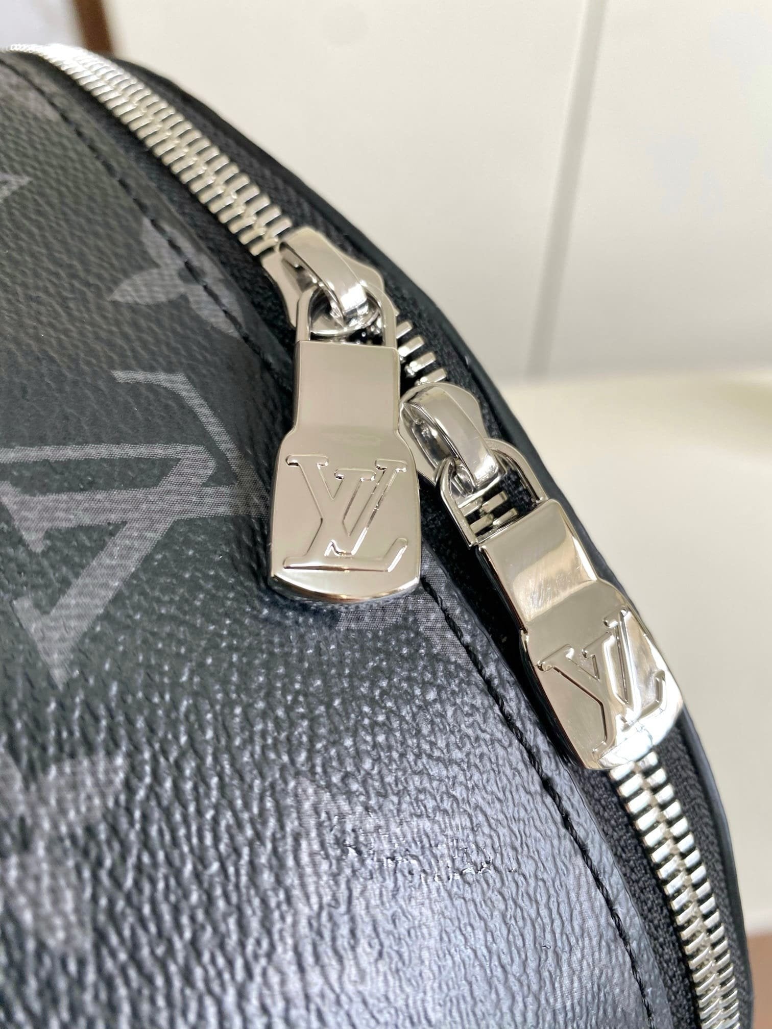 Louis Vuitton M14020 Discovery Slim Backpack