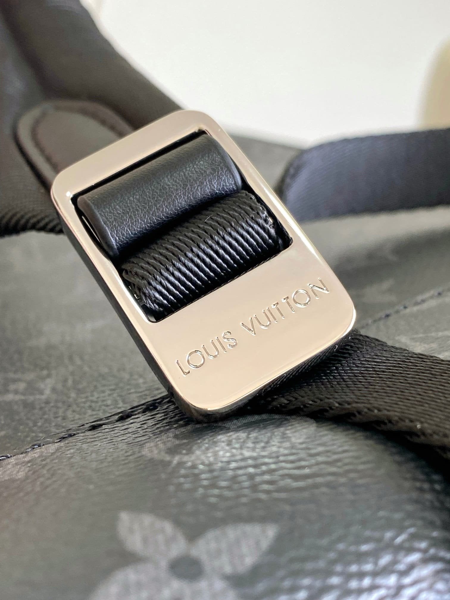 Louis Vuitton M14020 Discovery Slim Backpack