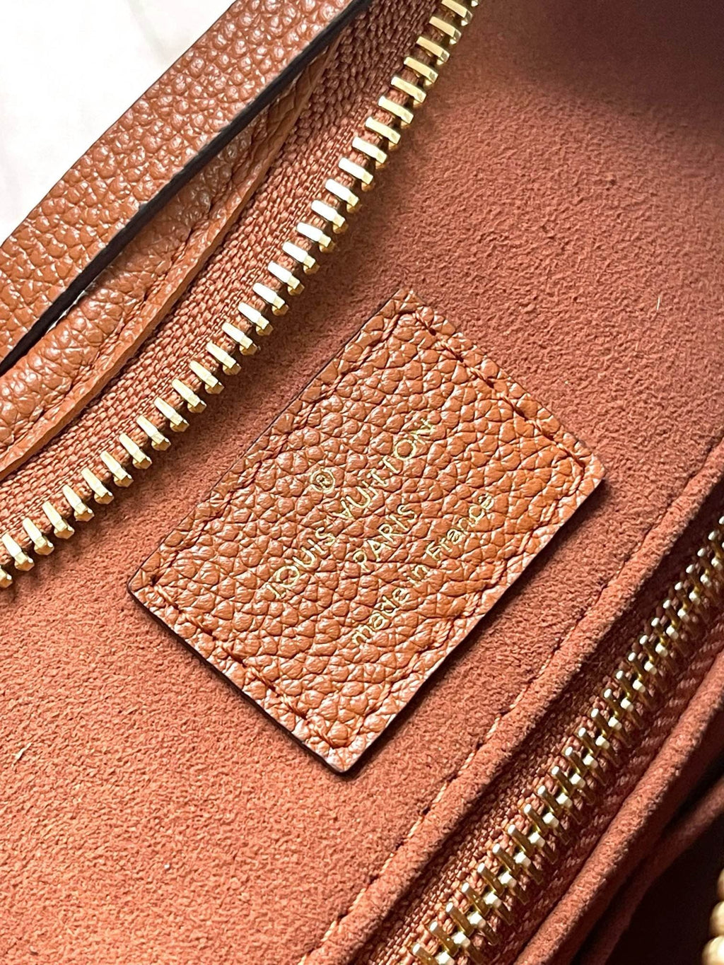 Louis Vuitton M11790 CarryAll PM