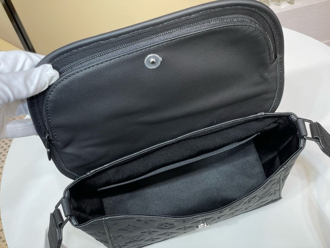 Louis Vuitton M14874 Pulse Messenger