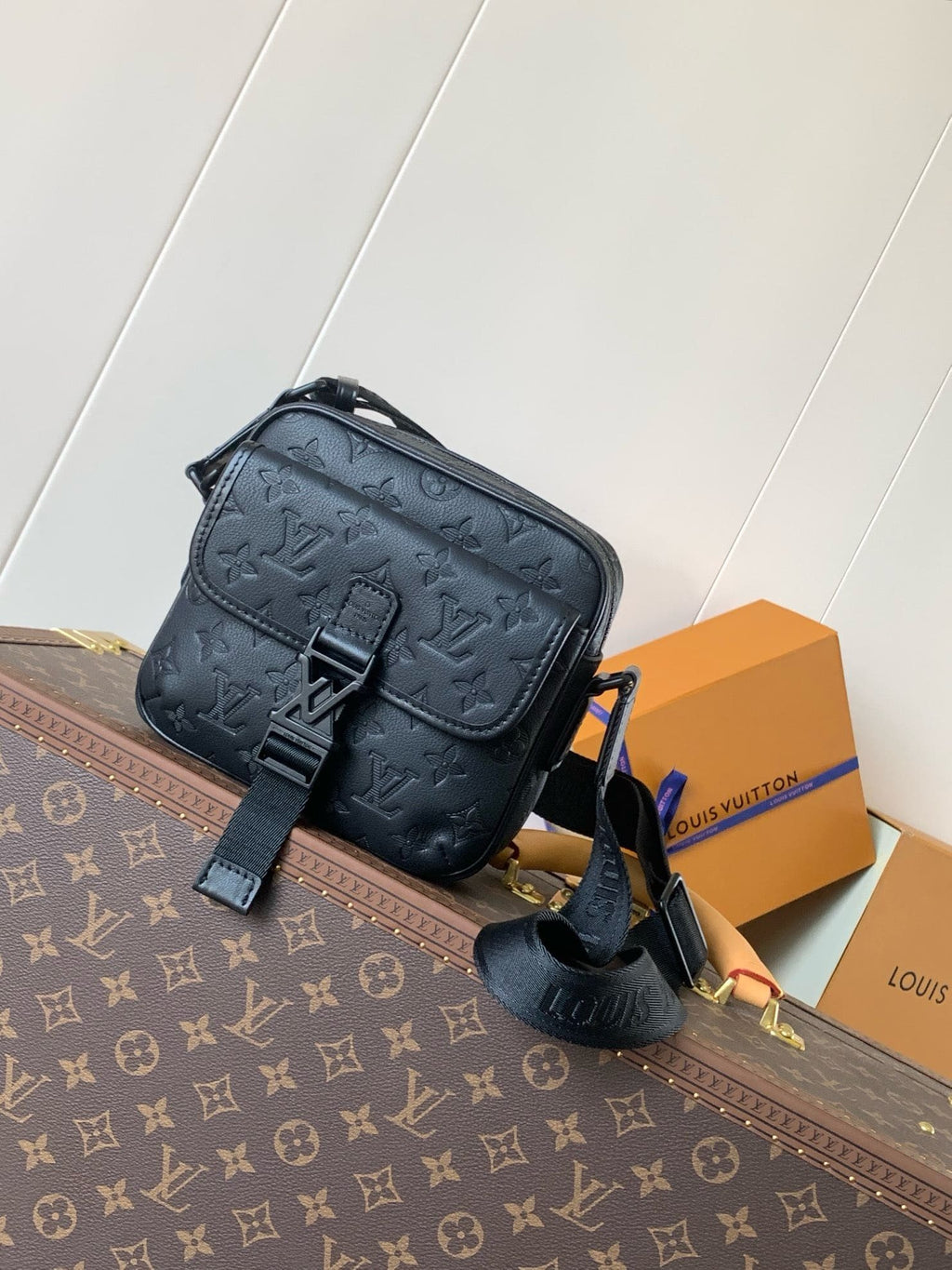 Louis Vuitton M12516 Getaway Messenger