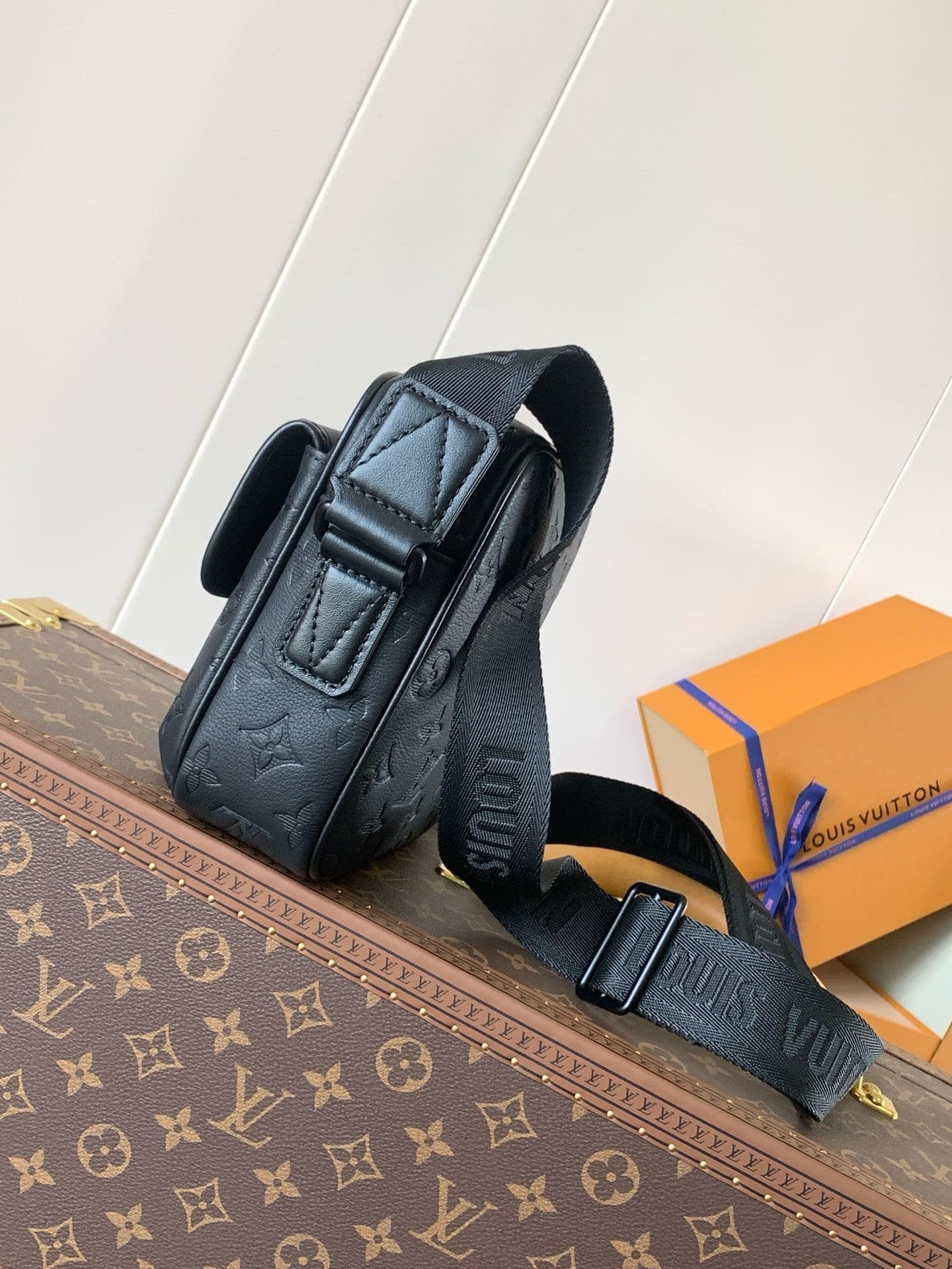 Louis Vuitton M12516 Getaway Messenger