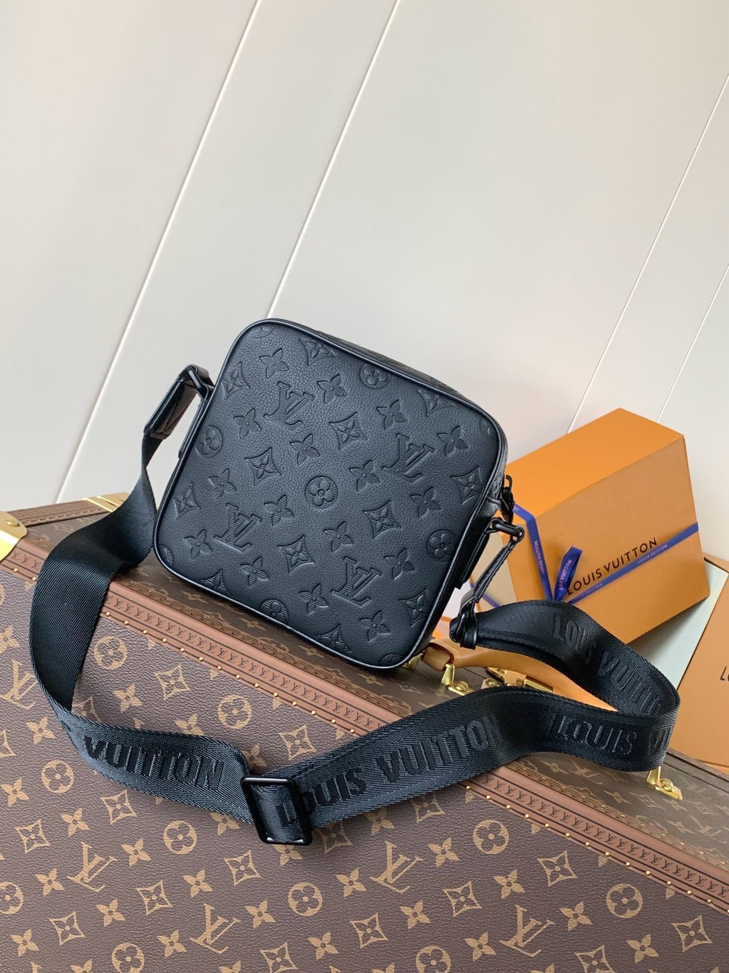 Louis Vuitton M12516 Getaway Messenger