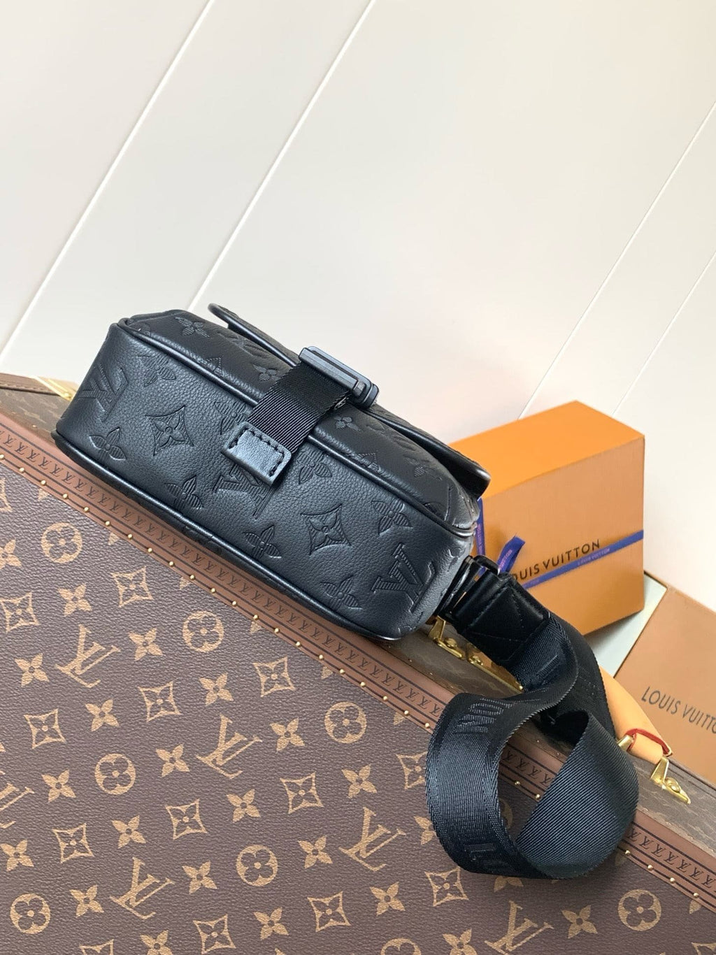 Louis Vuitton M12516 Getaway Messenger
