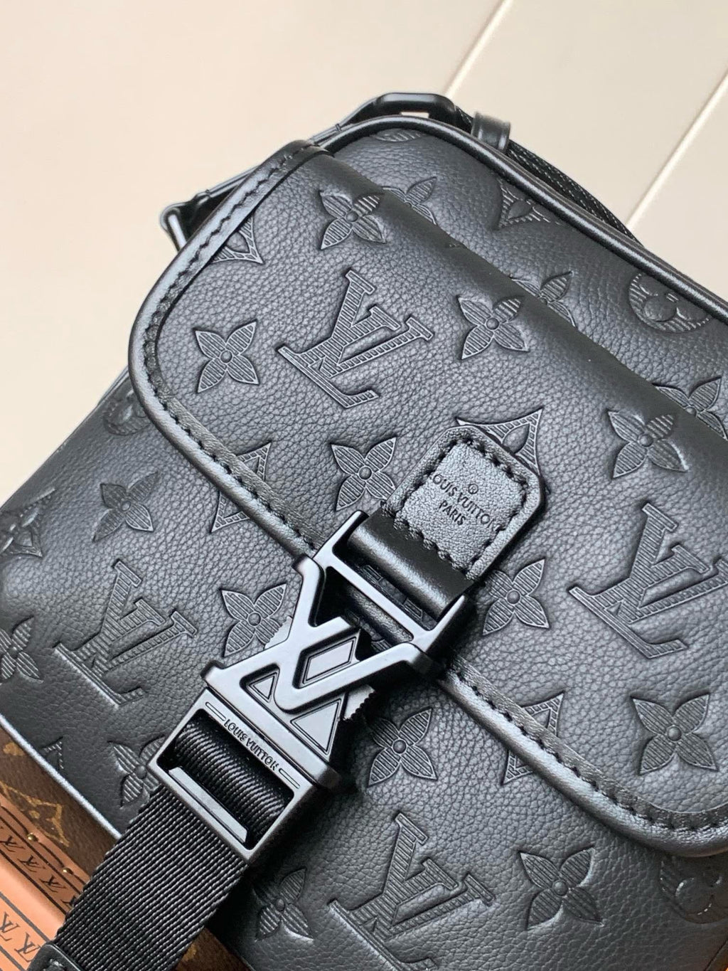 Louis Vuitton M12516 Getaway Messenger