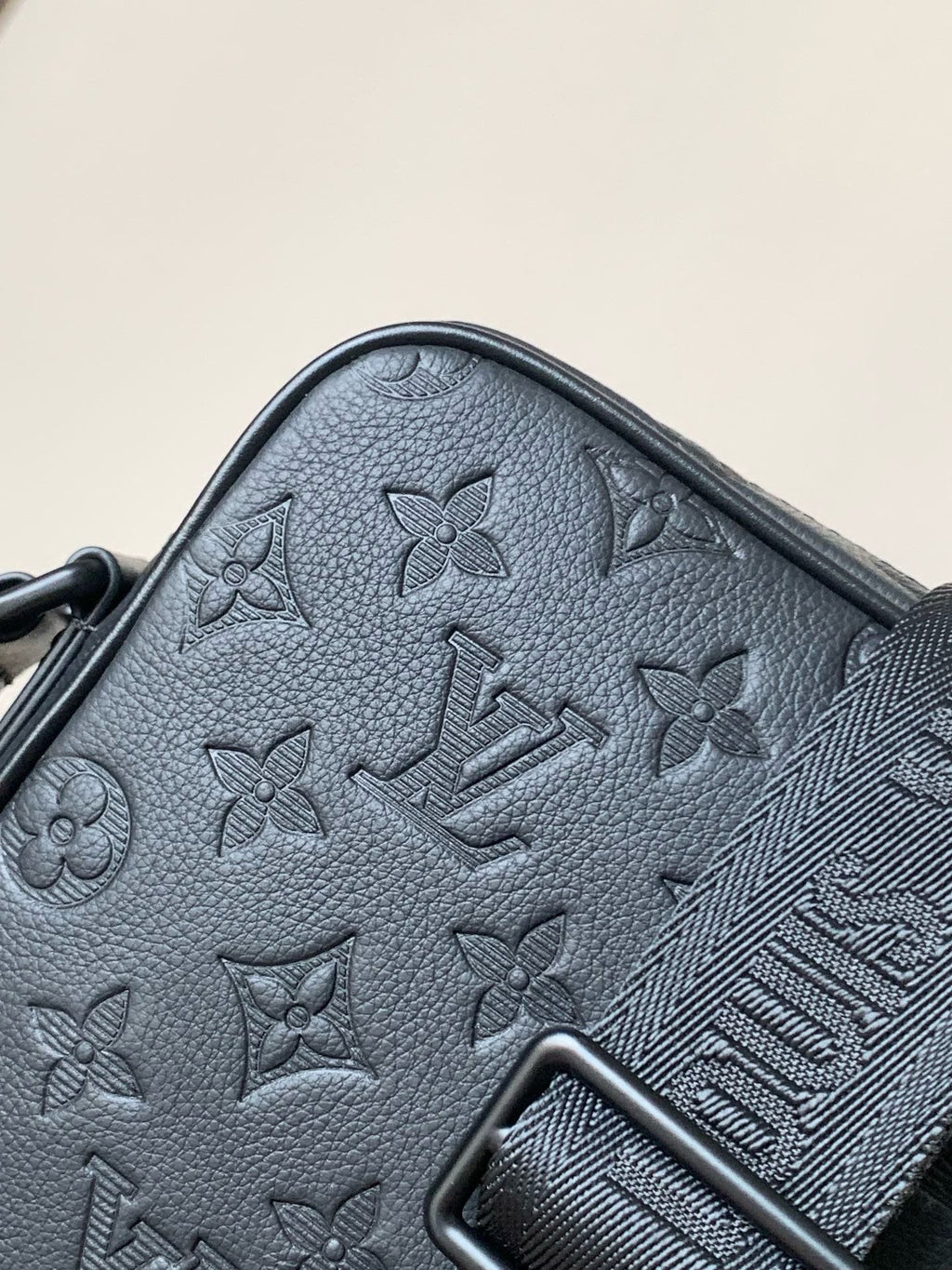 Louis Vuitton M12516 Getaway Messenger