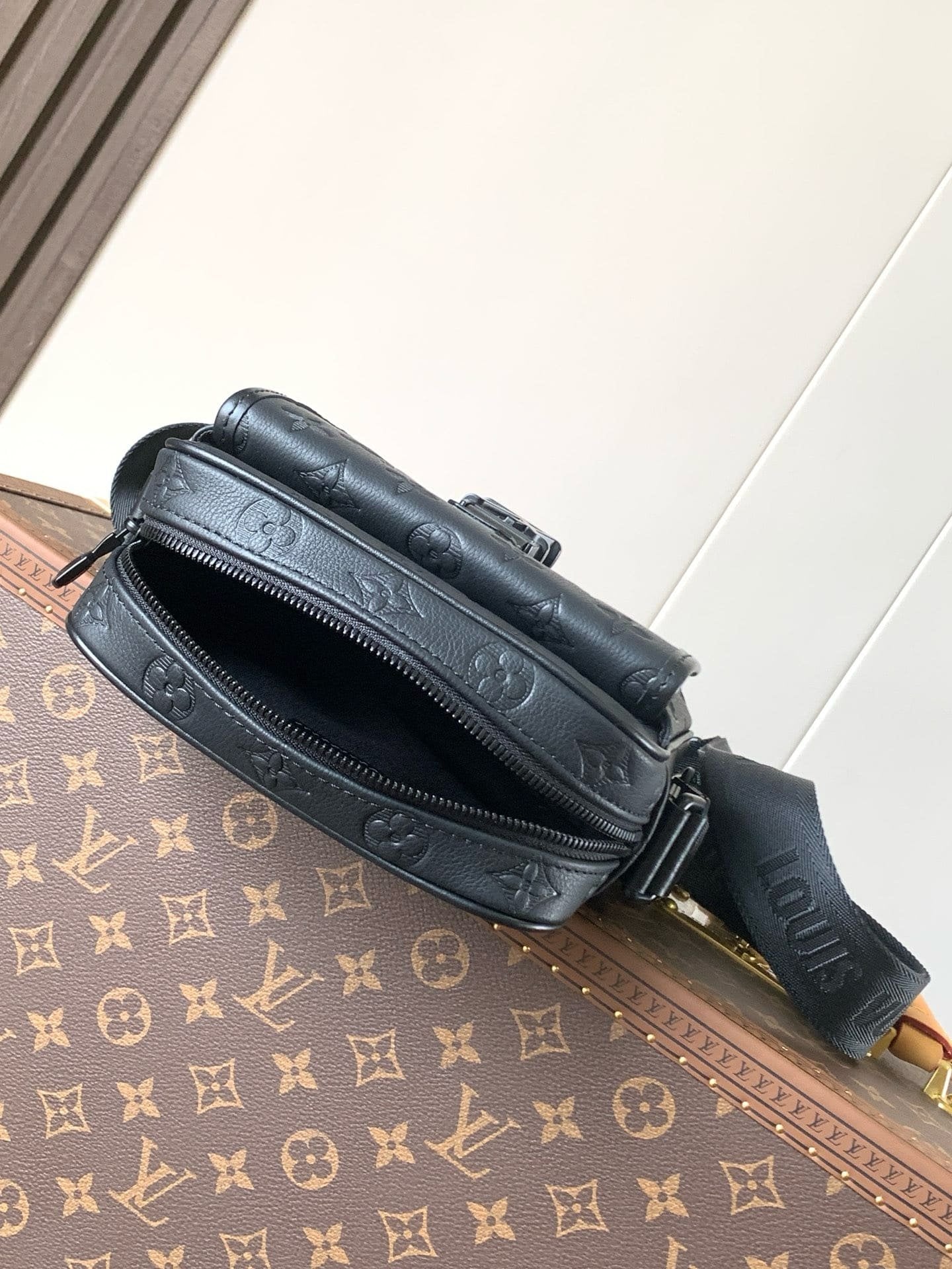 Louis Vuitton M12516 Getaway Messenger