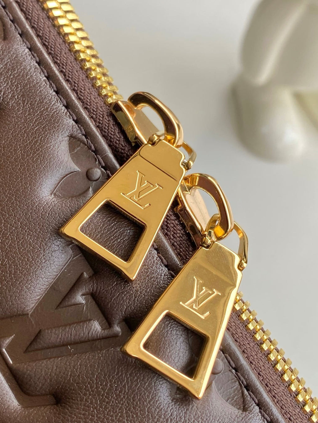 Louis Vuitton M12072 Coussin Hobo MM