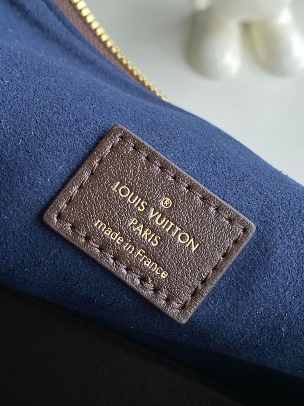 Louis Vuitton M12072 Coussin Hobo MM