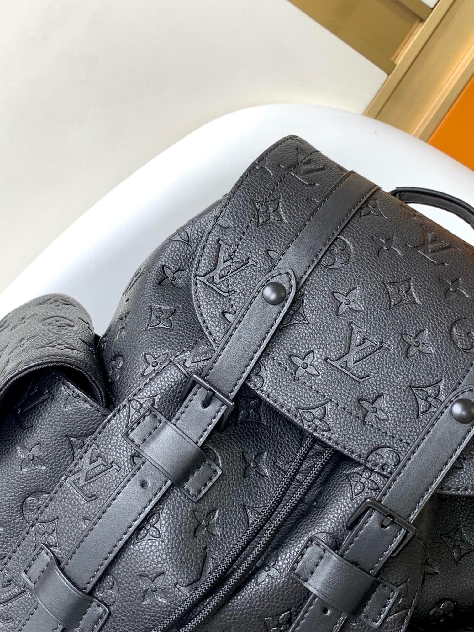 Louis Vuitton M20899 Christopher PM