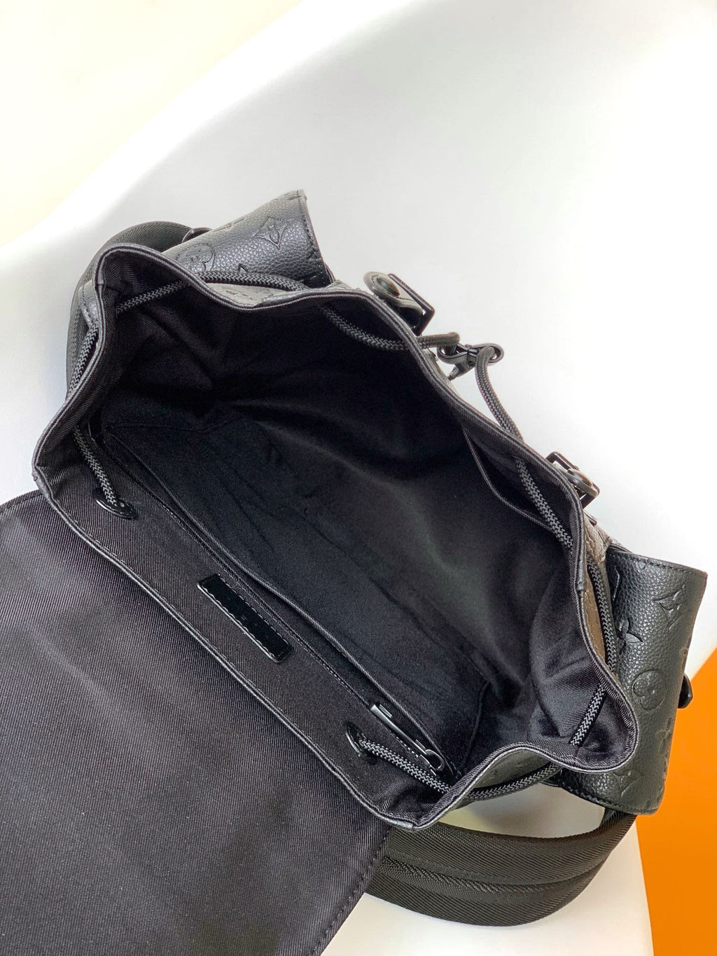 Louis Vuitton M20899 Christopher PM