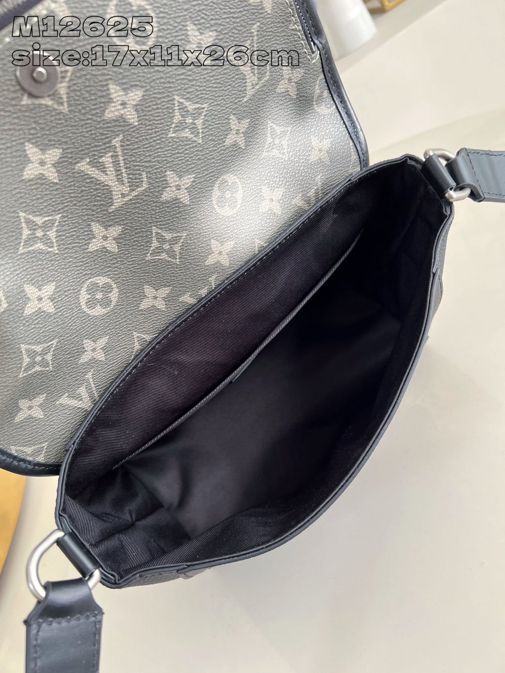 Louis Vuitton M12625 Pulse Messenger