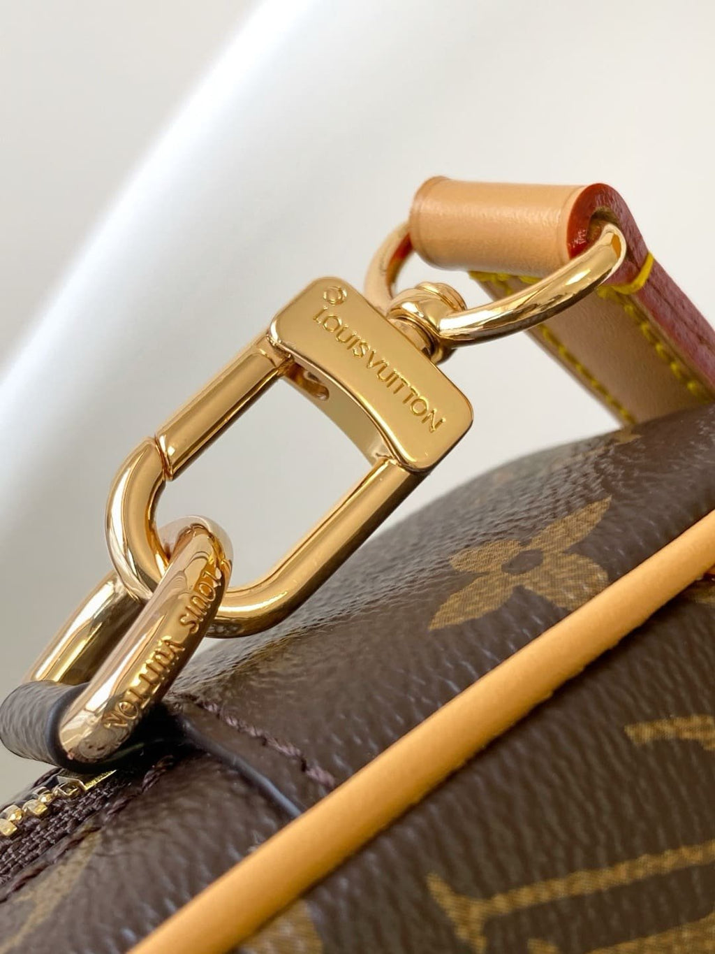 Louis Vuitton M14058 Trocadéro Wearable Wallet
