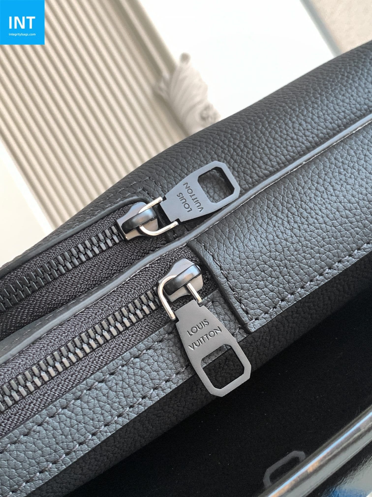 Louis Vuitton M15255 Avenue Slingbag PM