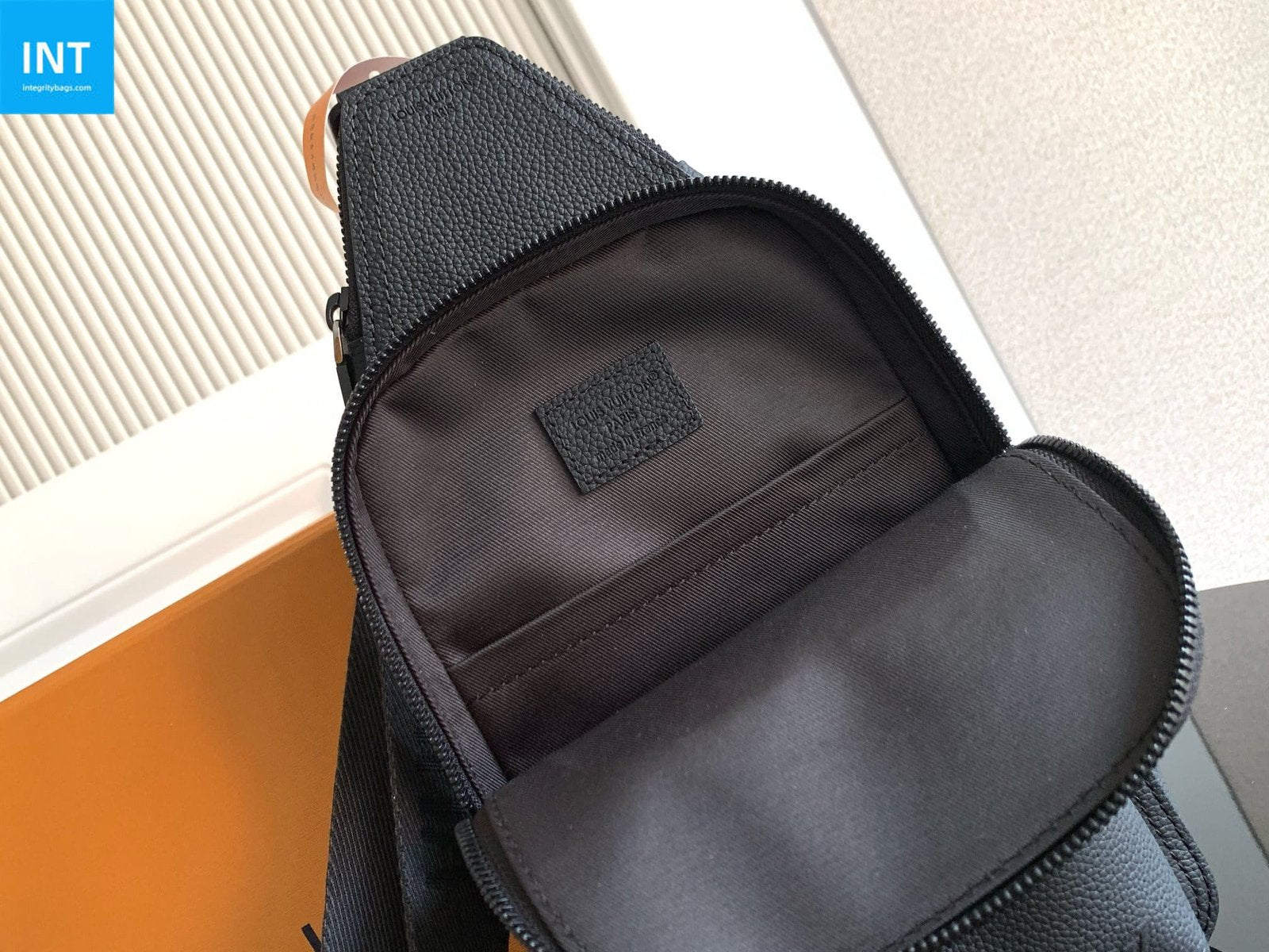 Louis Vuitton M15255 Avenue Slingbag PM
