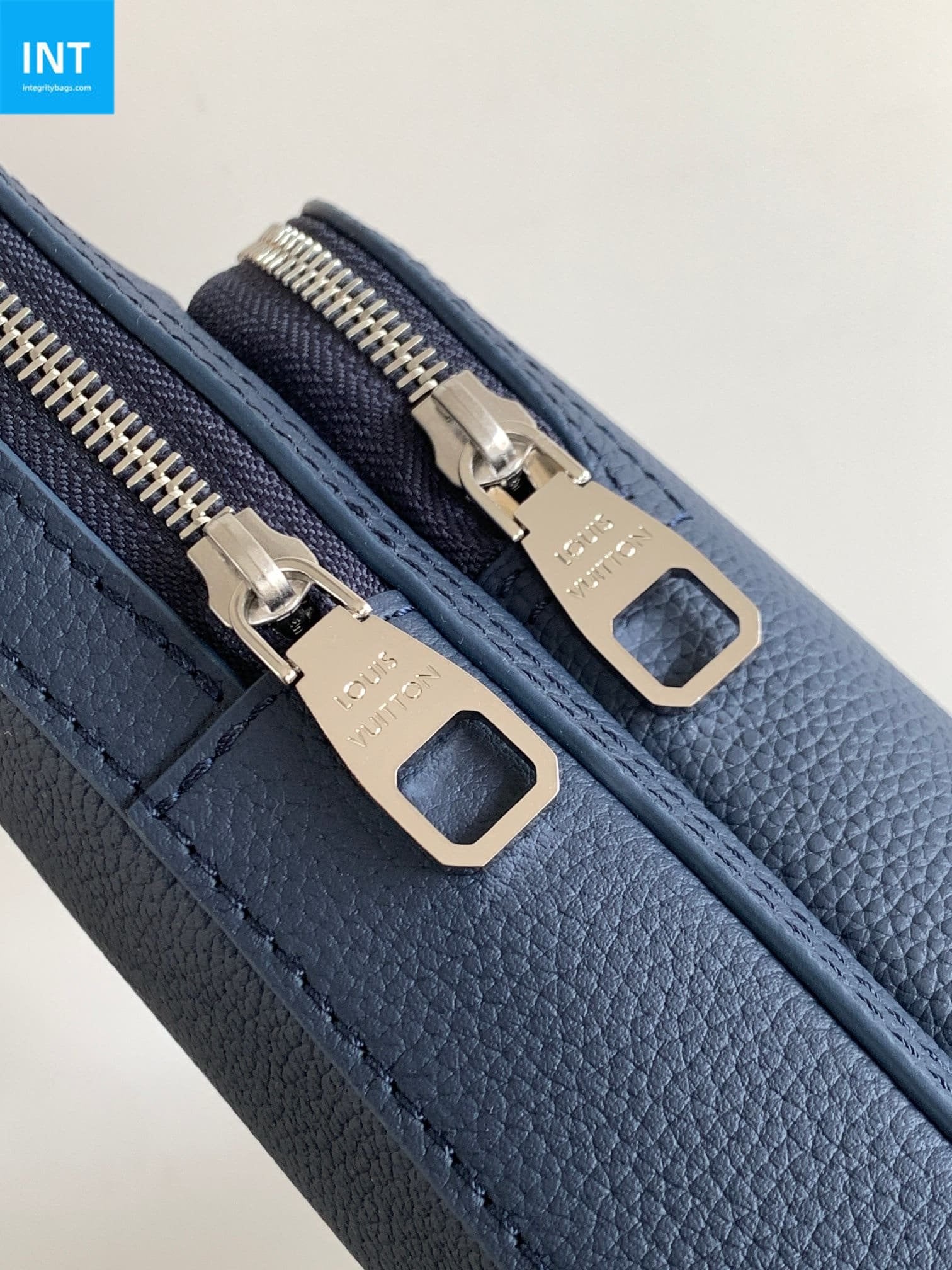 Louis Vuitton M15269 Avenue Slingbag PM