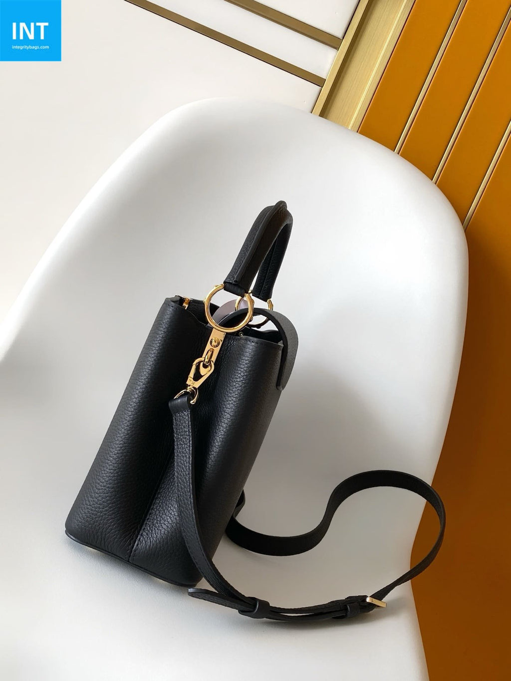Louis Vuitton M24727 Capucines MM