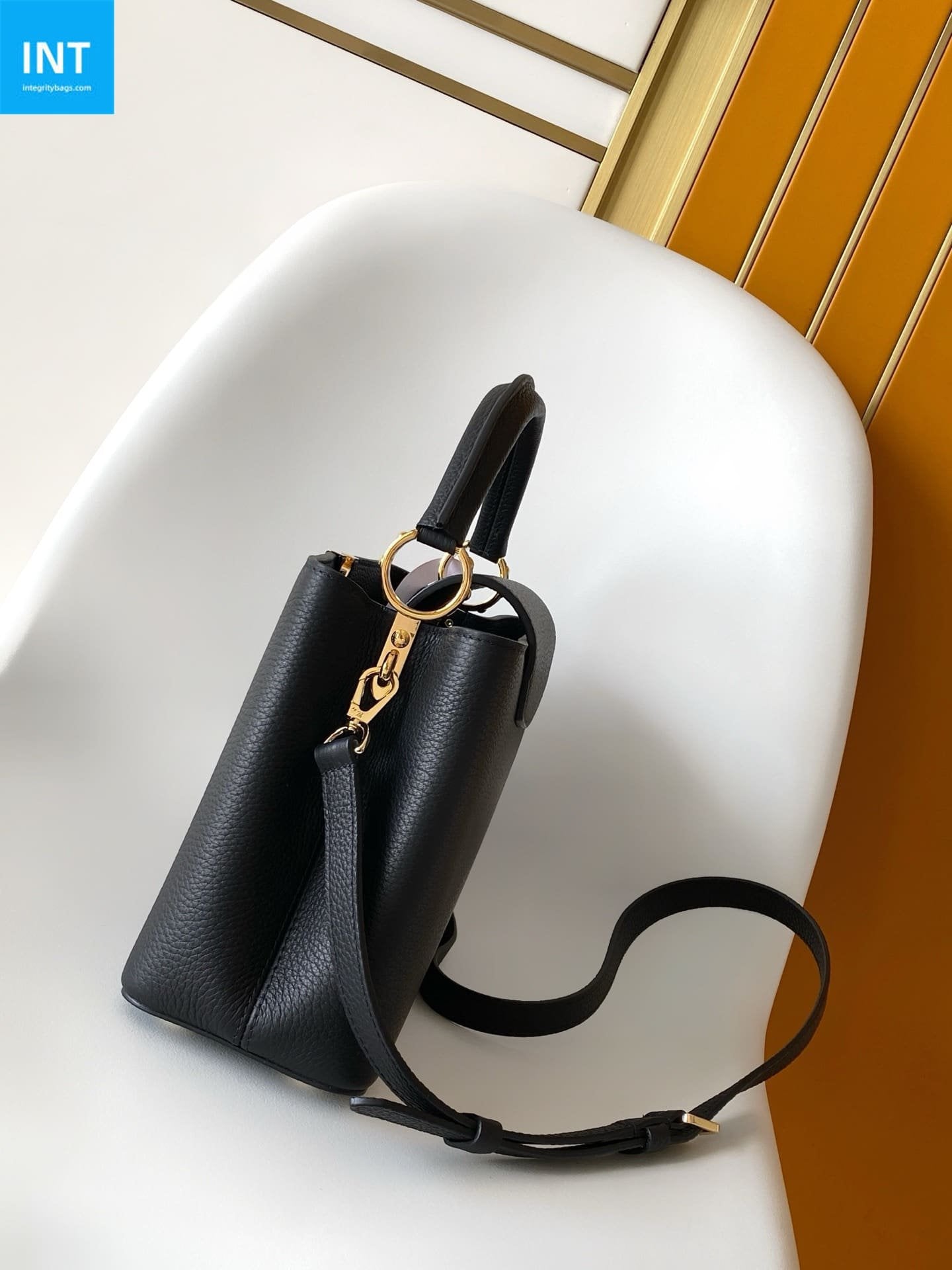 Louis Vuitton M24727 Capucines MM