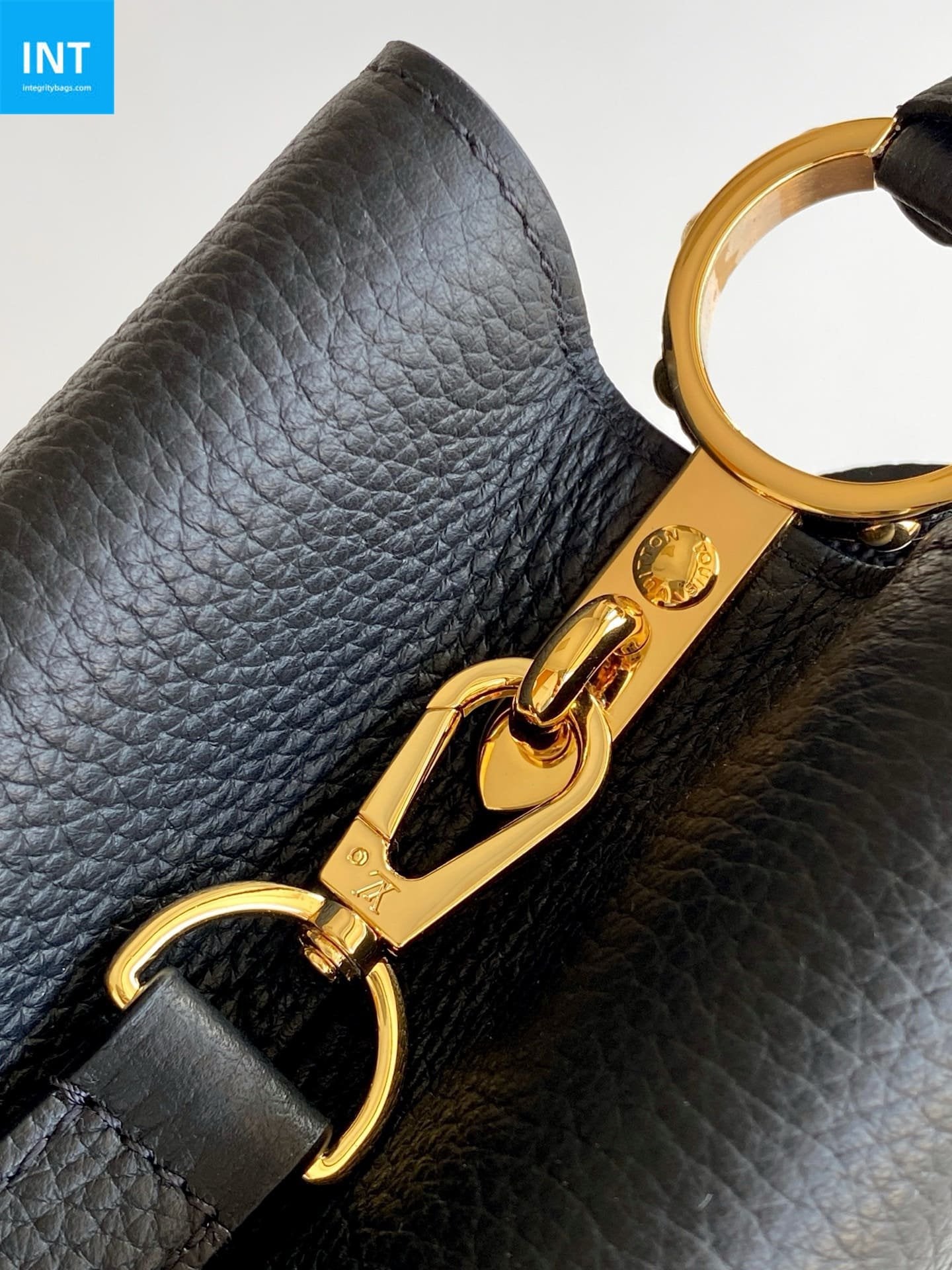 Louis Vuitton M24727 Capucines MM