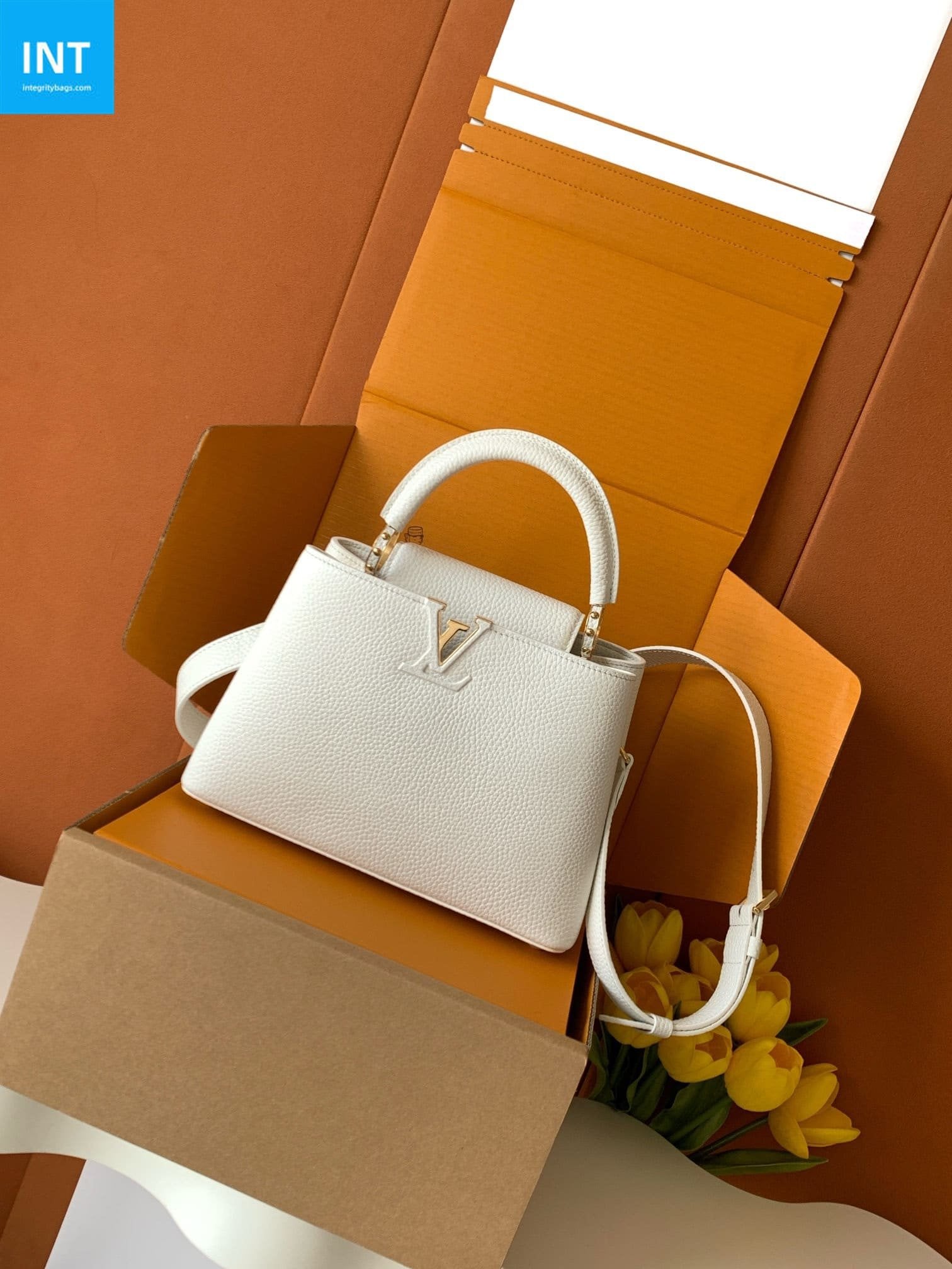 Louis Vuitton M24737 Capucines BB