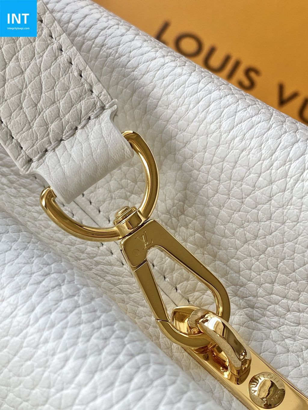 Louis Vuitton M24737 Capucines BB